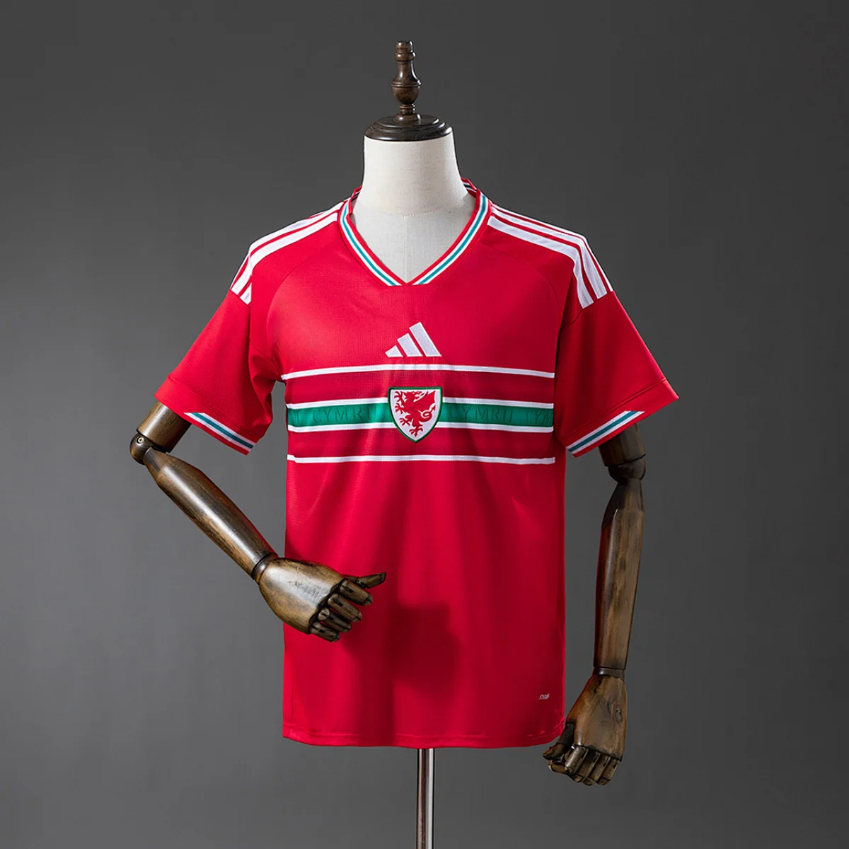 Galles 2026/27 prima maglia calcio rossa banda bianco verde