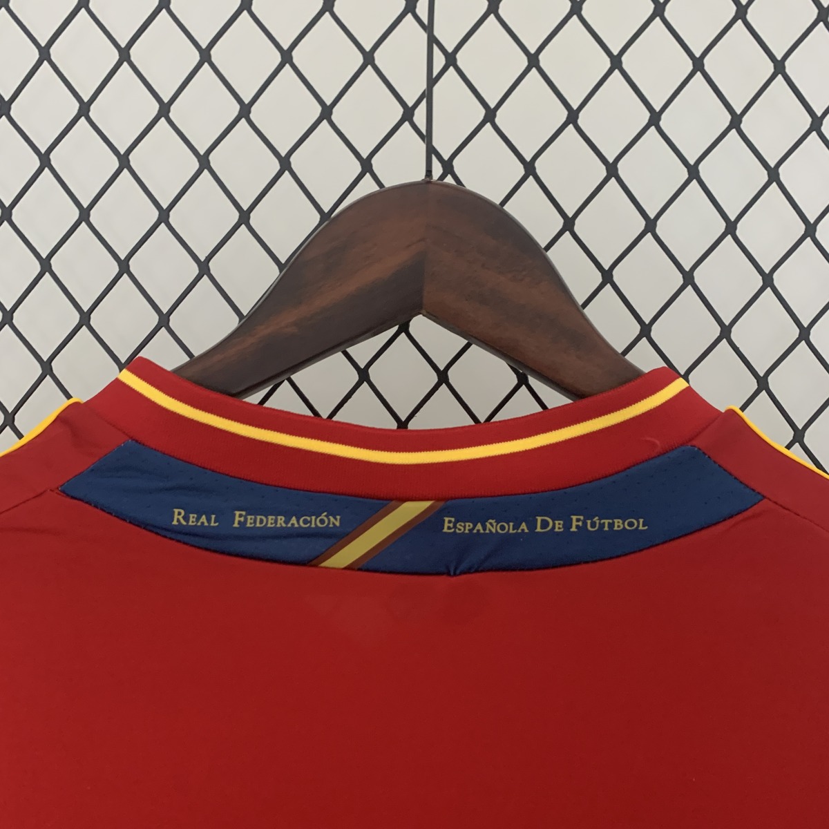 Tifoso Store Spagna 2012 maglia home retro rossa oro