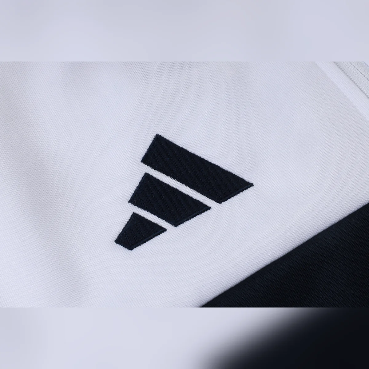 Tifoso Store Real Madrid 2026/27 Tuta Bianca Fascia Blu Gialla
