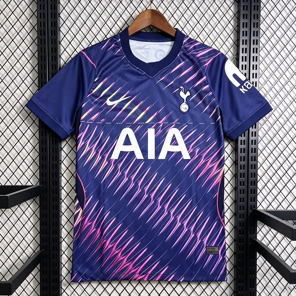 Tifoso Store Tottenham Away 2026/27 maglia viola grafica rosa