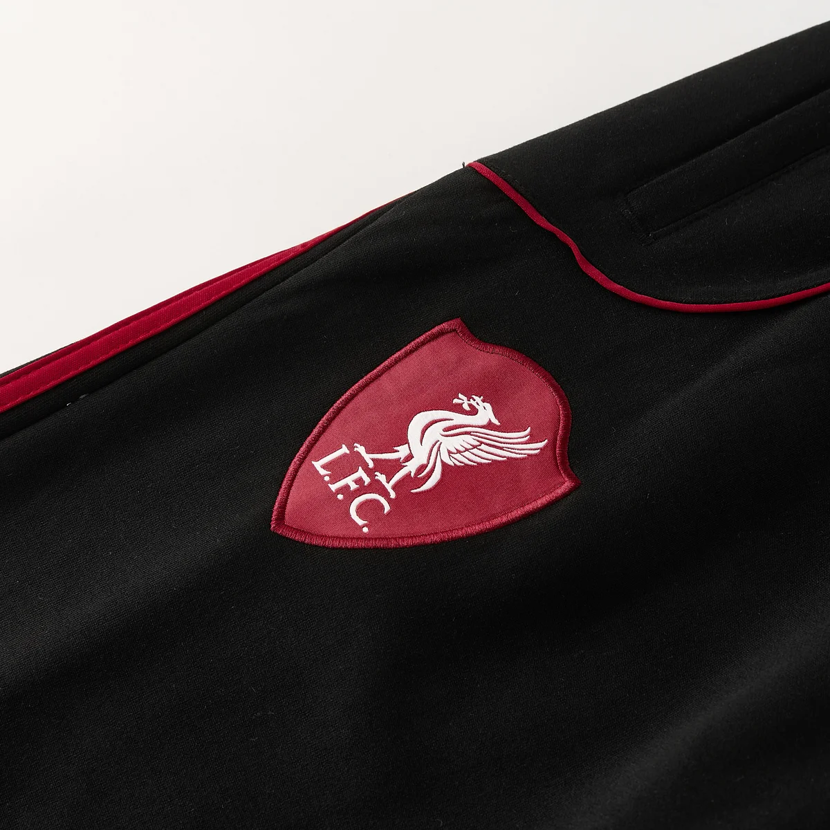 Liverpool 2026/27 tuta nera cappuccio full zip giacca+pantaloni