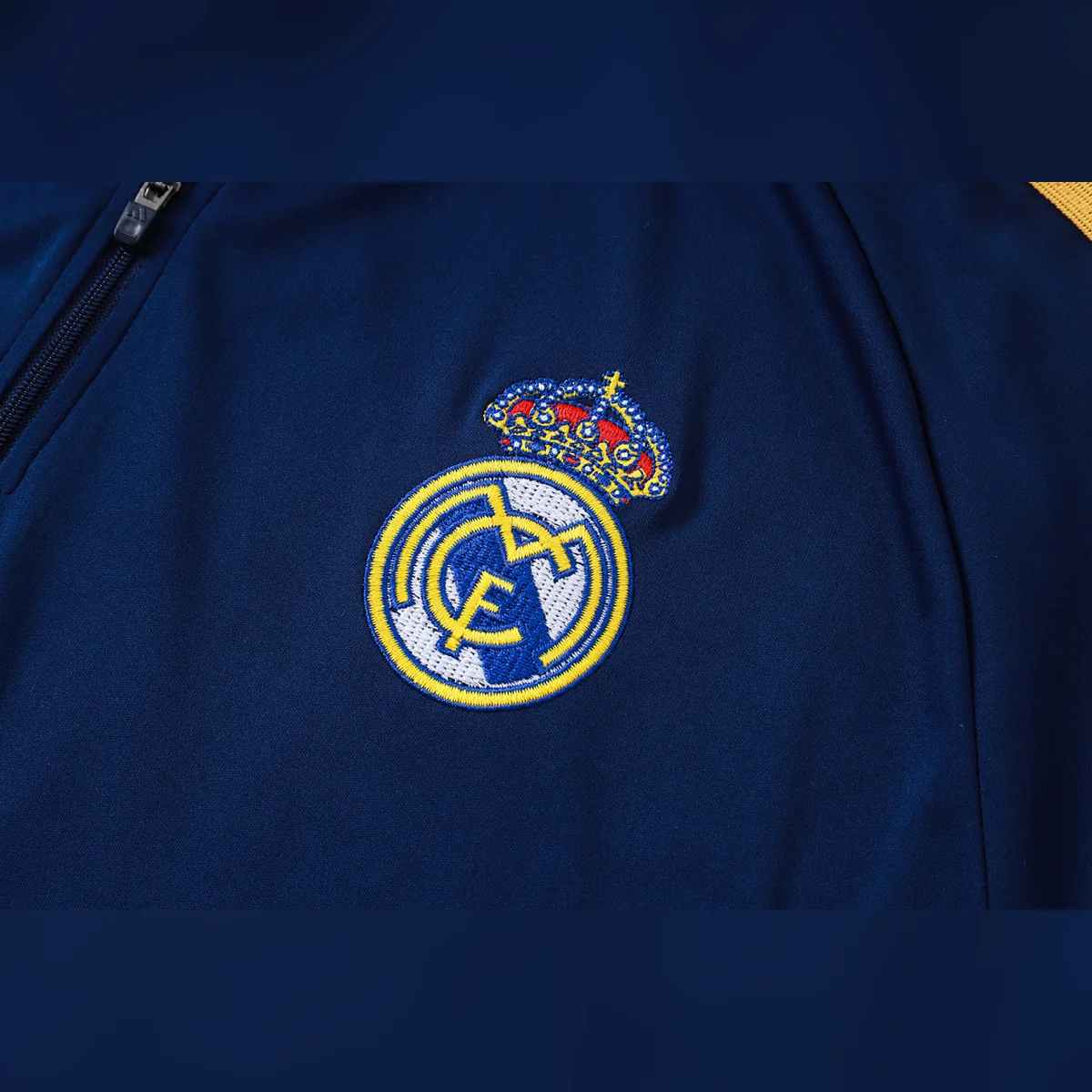 Real Madrid 2026/27 tuta blu mezza zip strisce oro