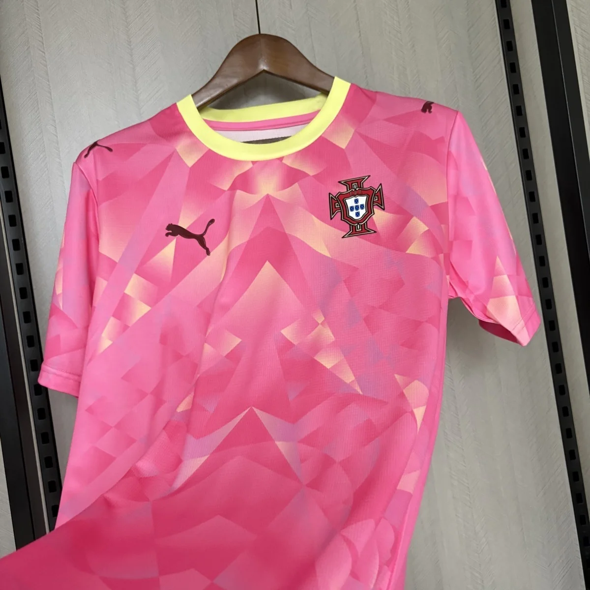 Portogallo 2026 maglia rosa colletto giallo tifoso S-XXL