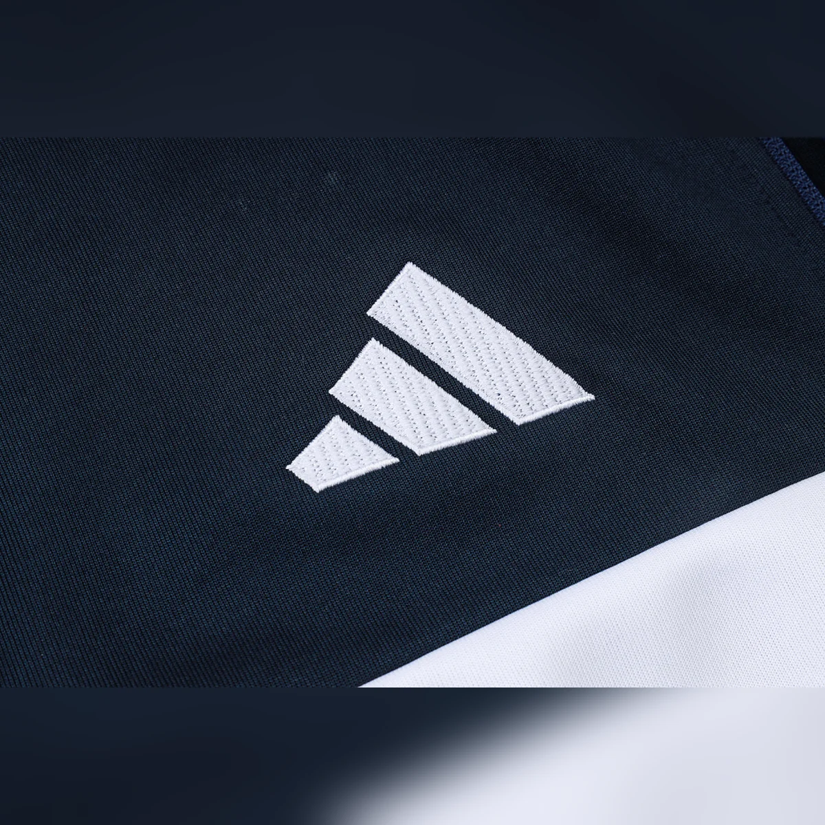 Real Madrid 2026/27 tuta blu navy fascia bianca gialla