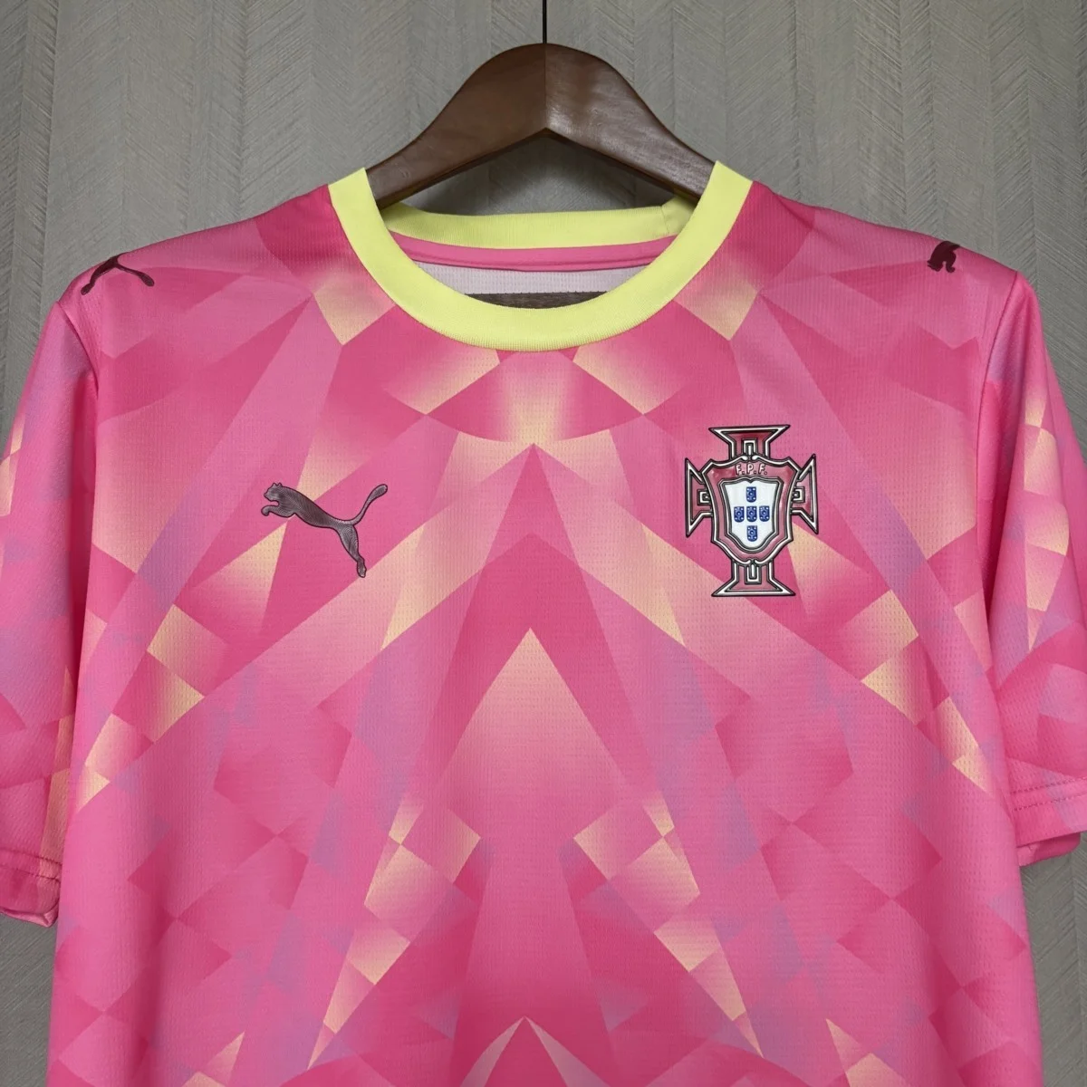 Portogallo 2026 maglia rosa colletto giallo tifoso S-XXL