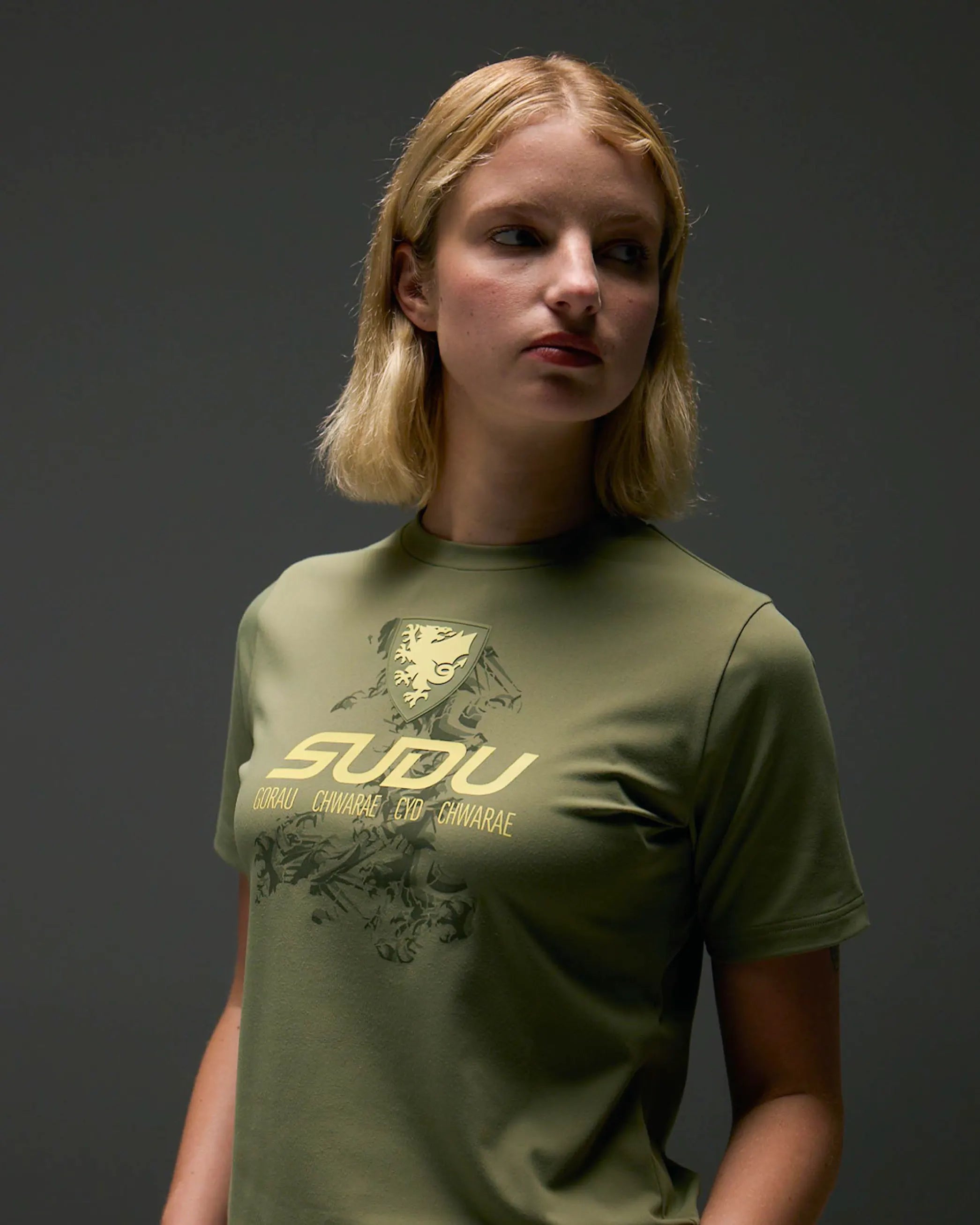 Wales Travel maglia SUDU 2026-27 donna verde oliva logo oro