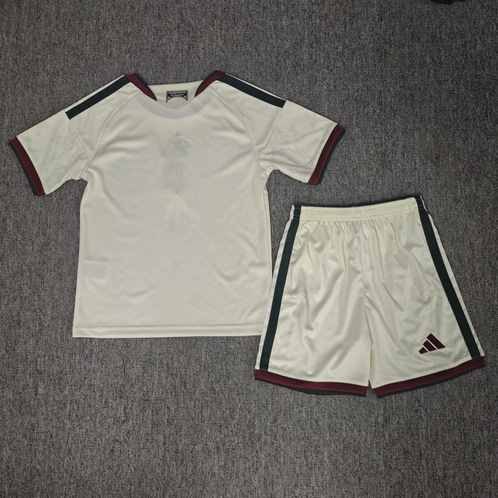 Tifoso Store Manchester United 2026/27 completo bambino third
