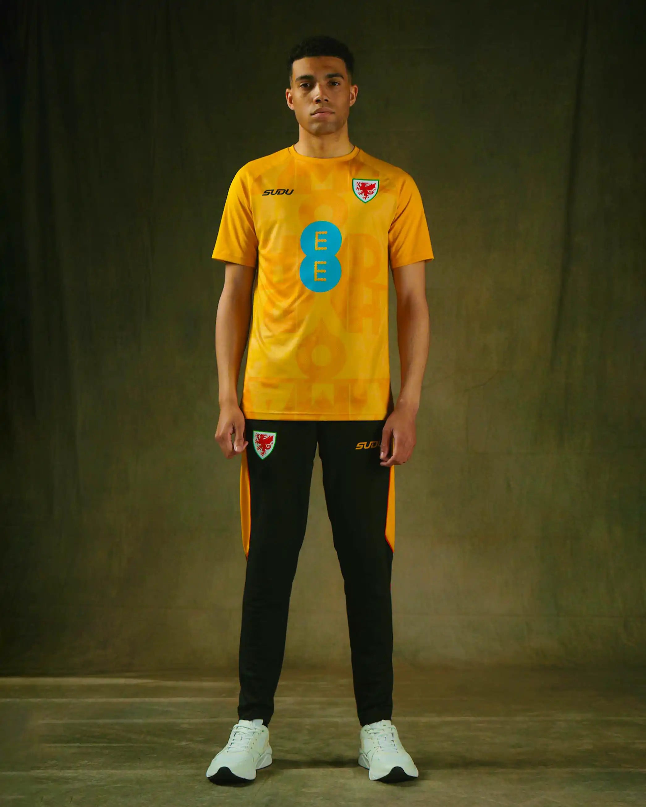Wales SUDU 2026-27 t-shirt pre match away gialla