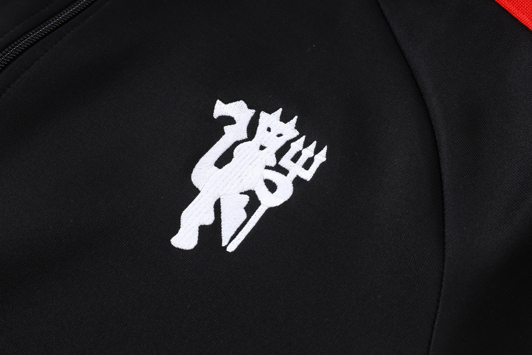 Manchester United 2026/27 tuta nera banda rossa