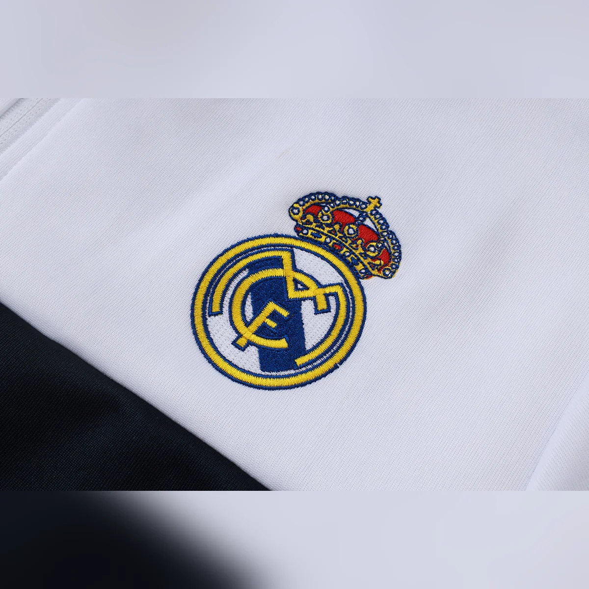 Tifoso Store Real Madrid 2026/27 Tuta Bianca Fascia Blu Gialla