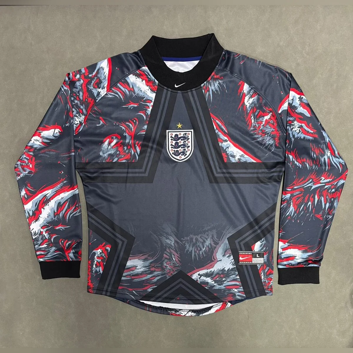 Tifoso Store Inghilterra 2026/27 maglia manica lunga grafica rossa