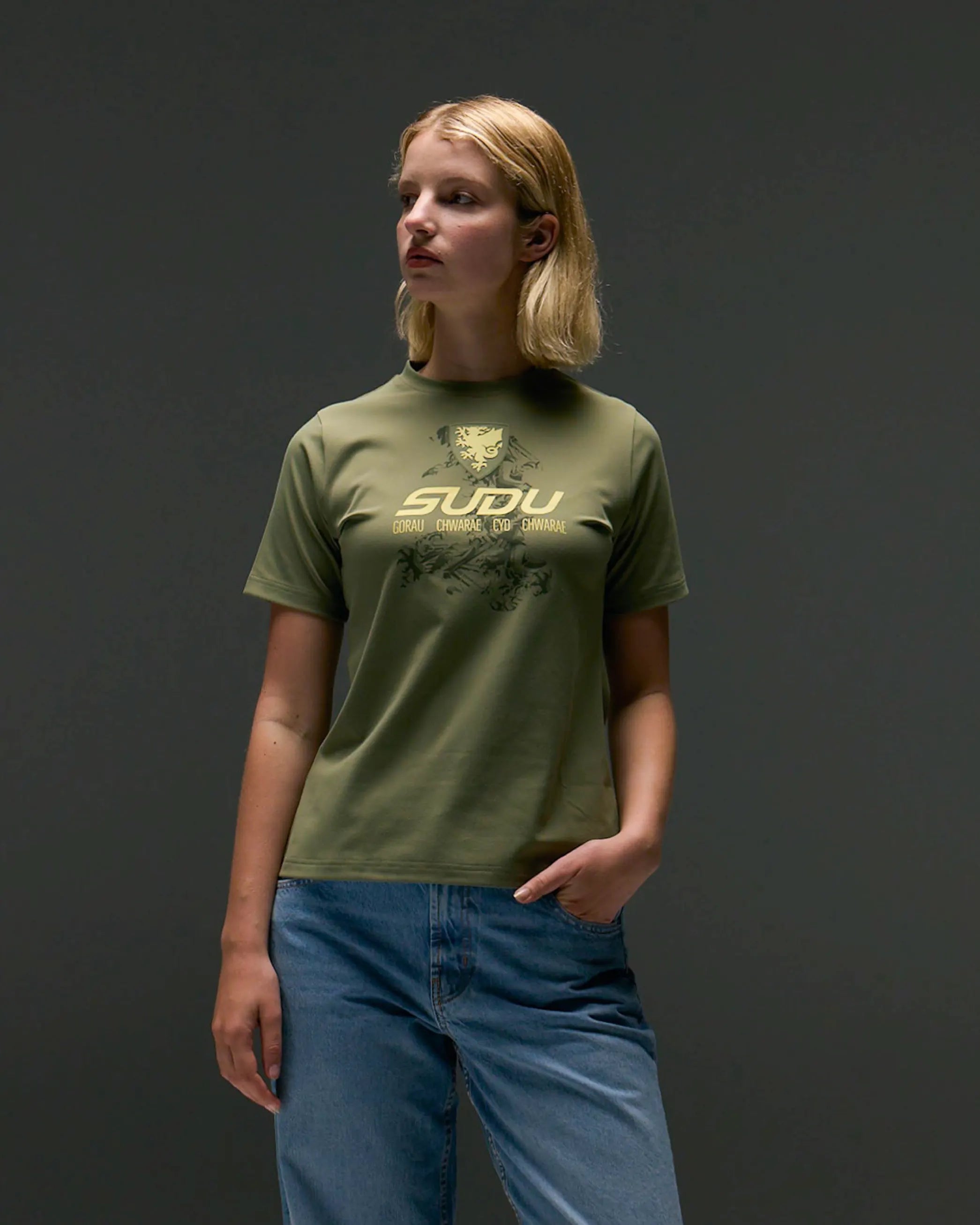 Wales Travel maglia SUDU 2026-27 donna verde oliva logo oro