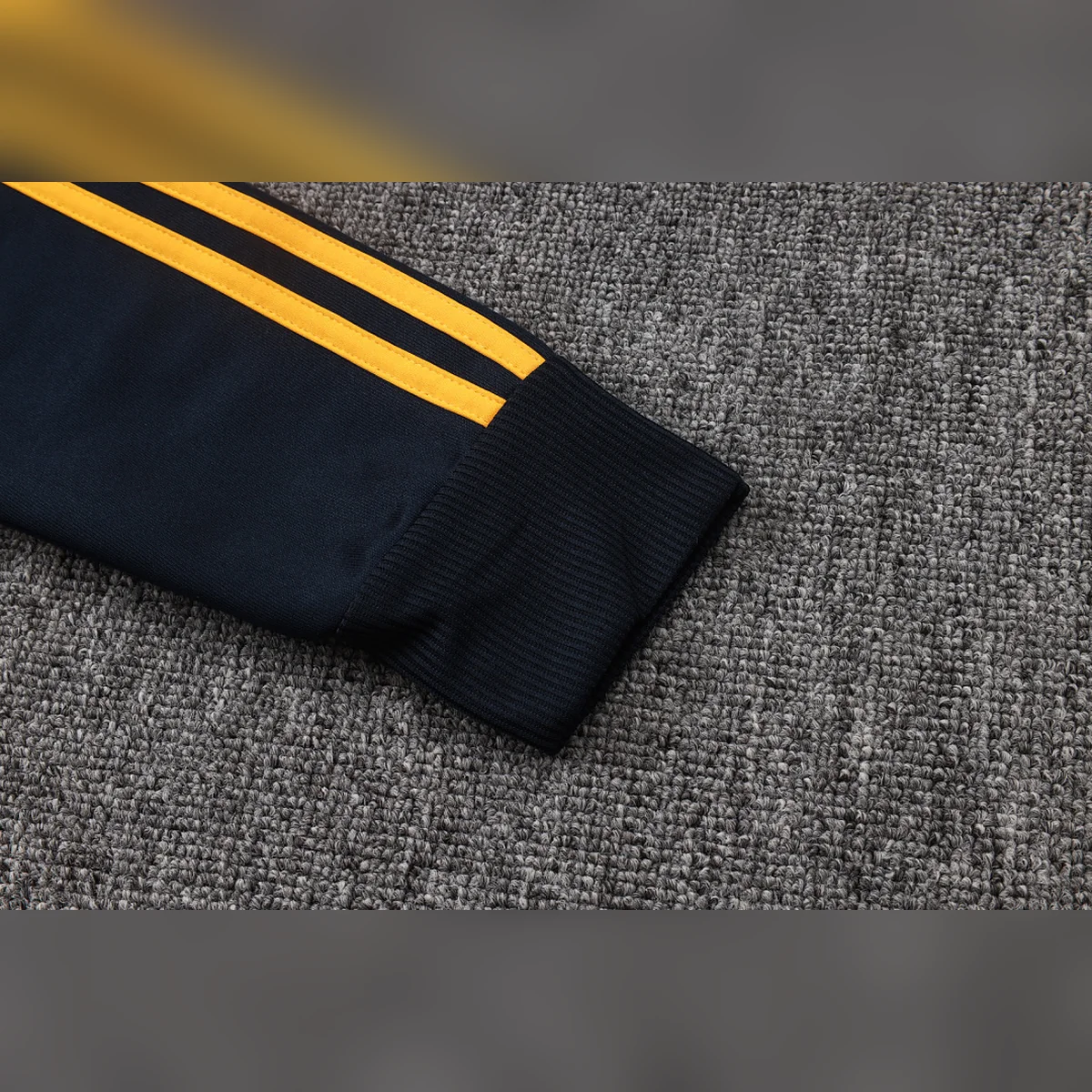 Real Madrid 2026/27 tuta blu navy fascia bianca gialla