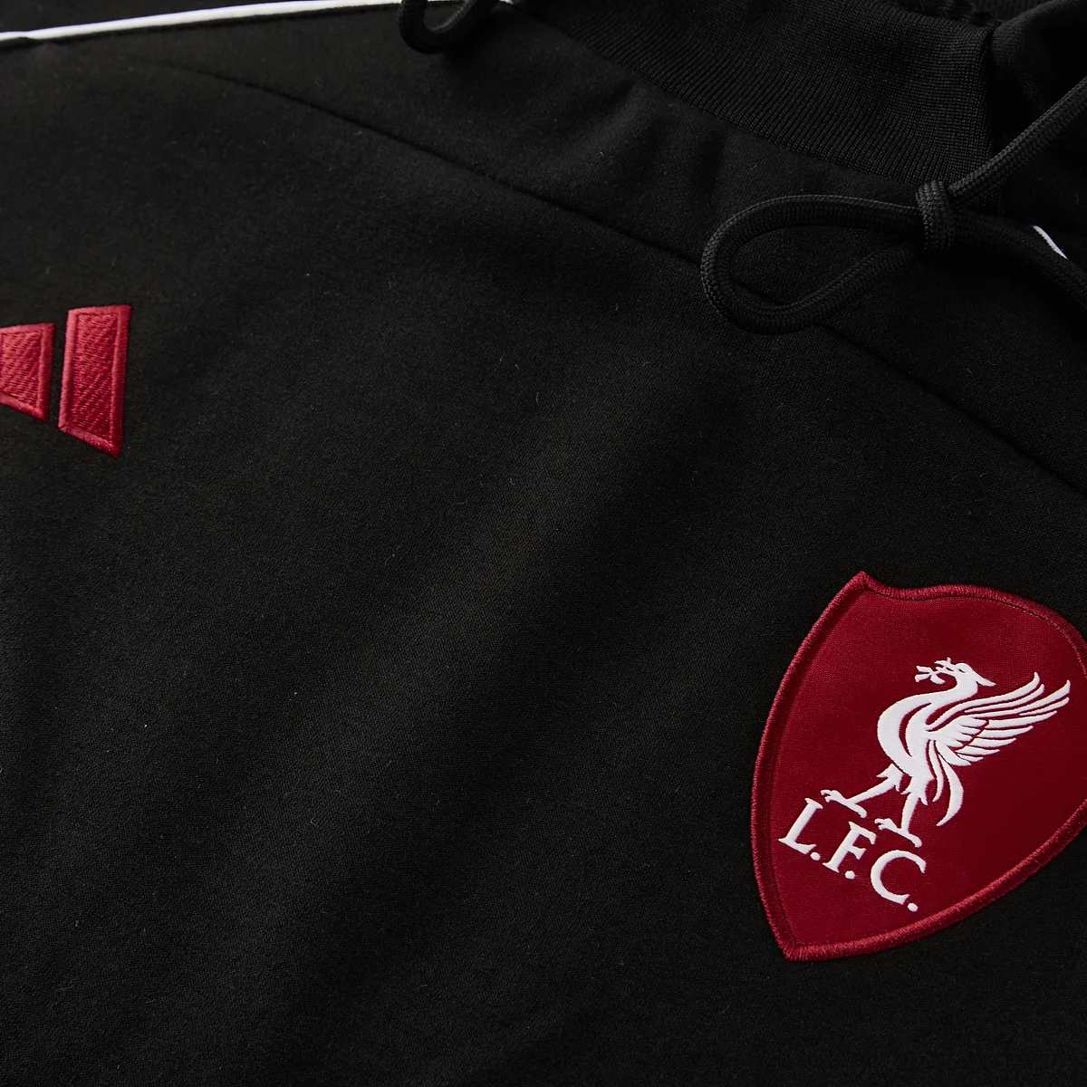 Liverpool 2026/27 tuta nera cappuccio full zip giacca+pantaloni