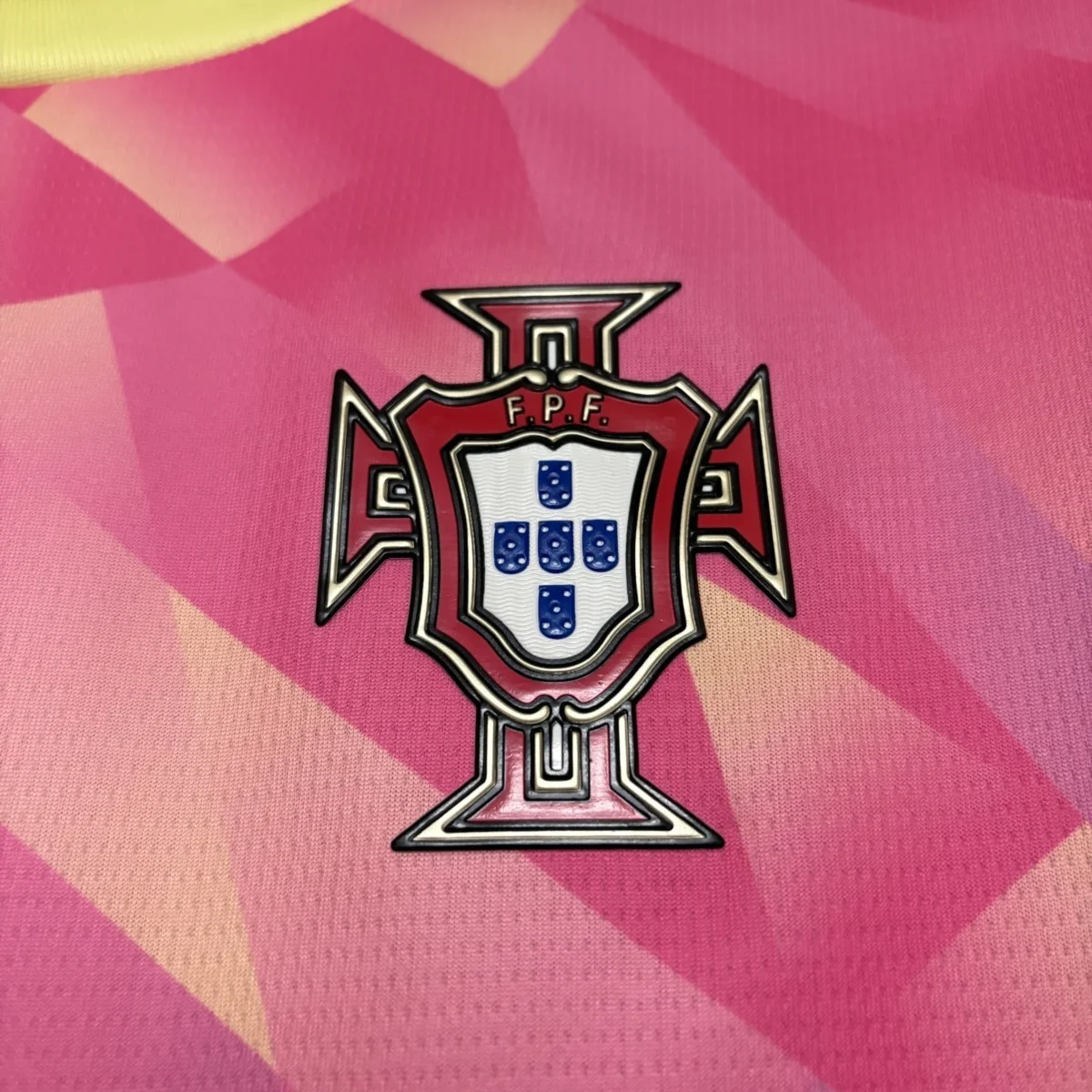 Portogallo 2026 maglia rosa colletto giallo tifoso S-XXL