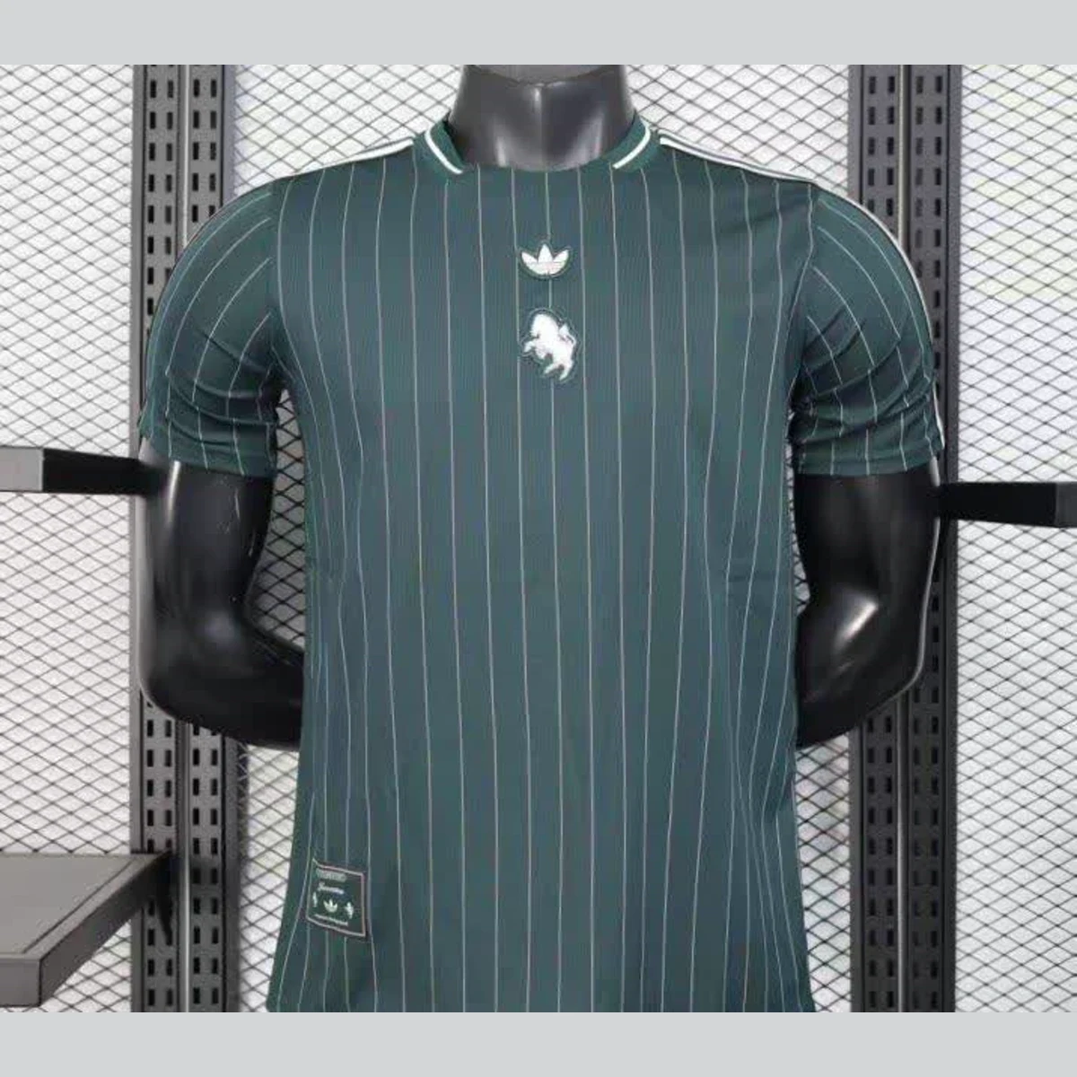 Juventus Verde 2026/27 Maglia Giocatore gessata lifestyle