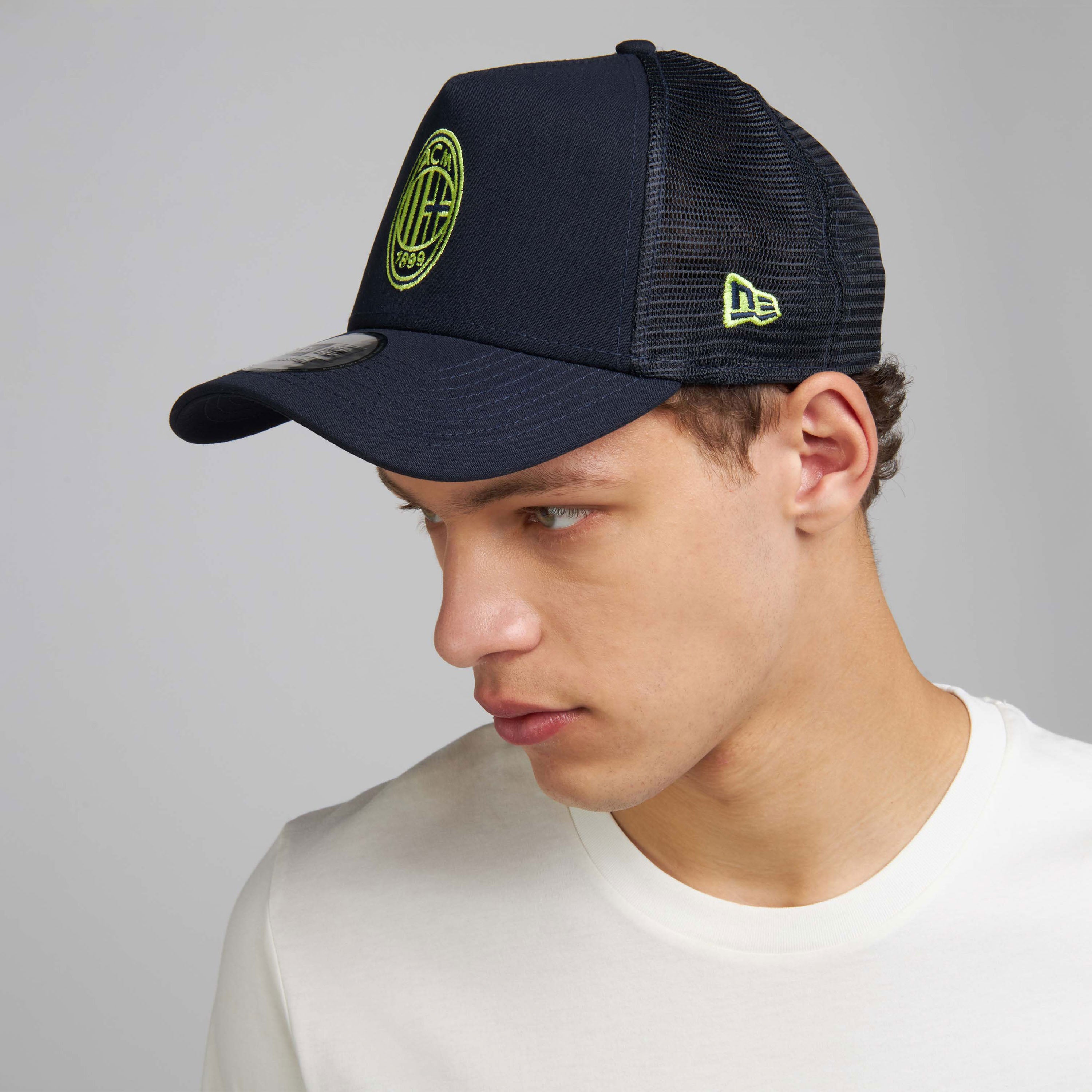 AC Milan New Era Cappellino Trucker Nero Logo Neon