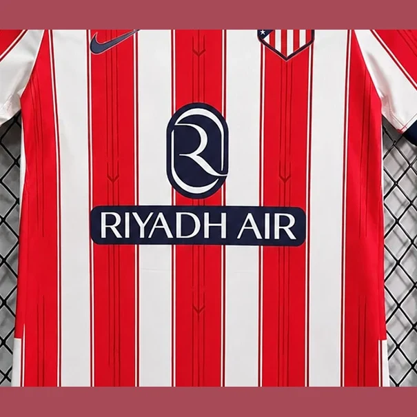 Tifoso Store Prima Maglia Atletico Madrid 2026/27 strisce biancorosse