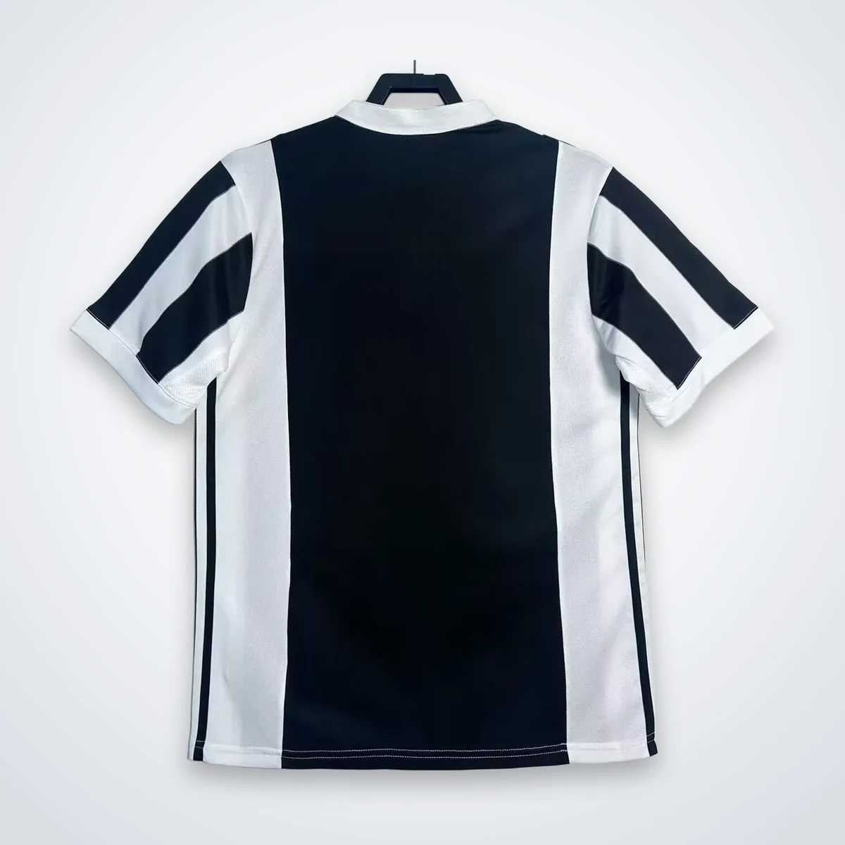 Juventus 2017/18 maglia home strisce scudo J