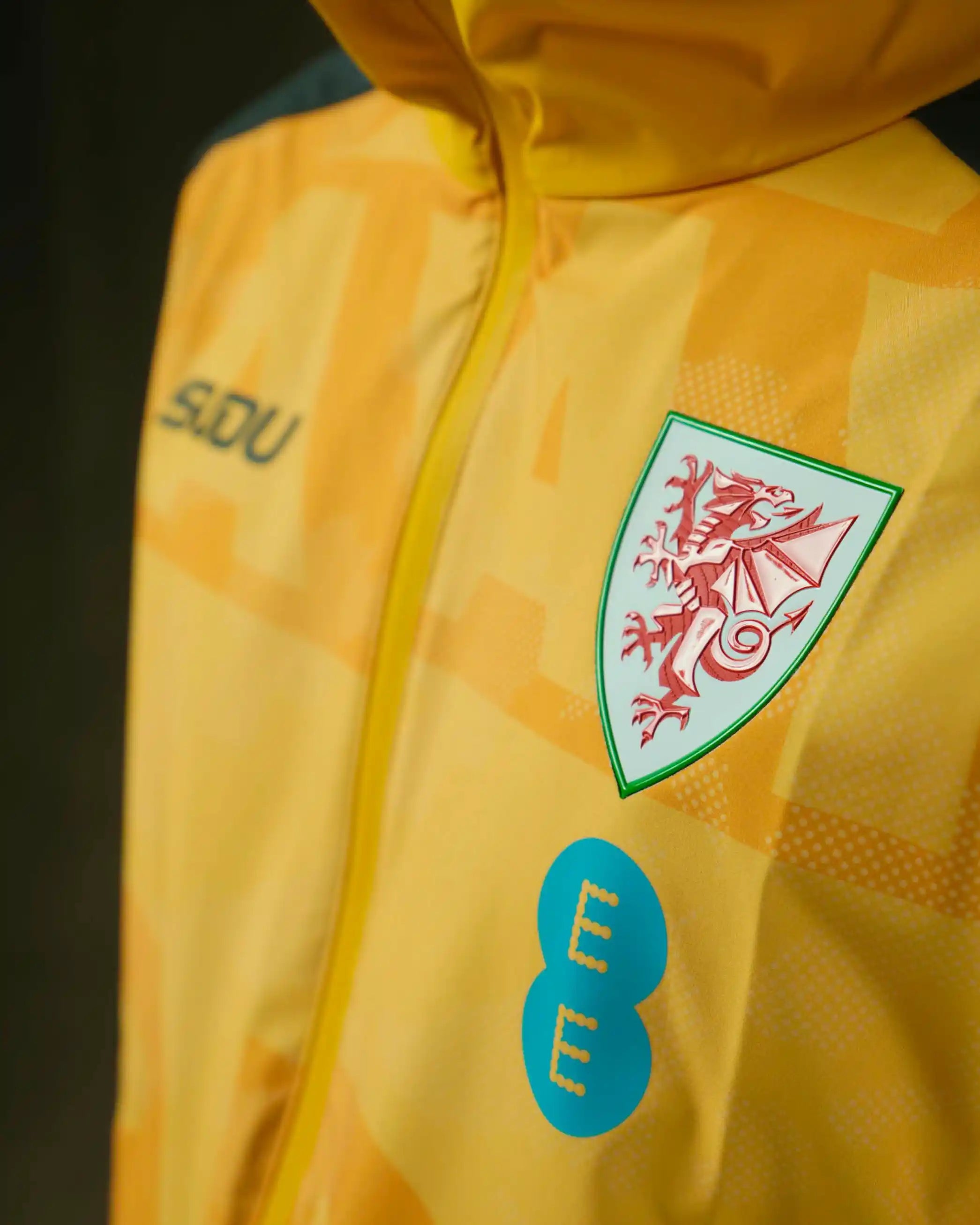 Wales SUDU Pre-Match 2026-27 giacca leggera uomo gialla