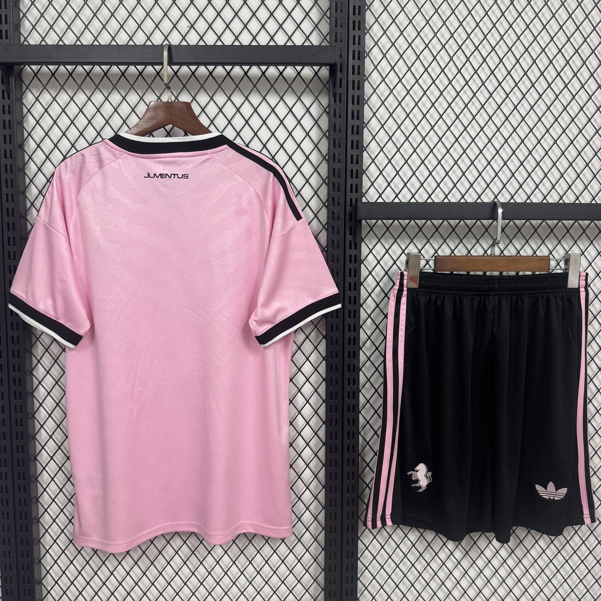 Tifoso Store Completi Juventus completo rosa 2026/27 maglia+pantaloncini