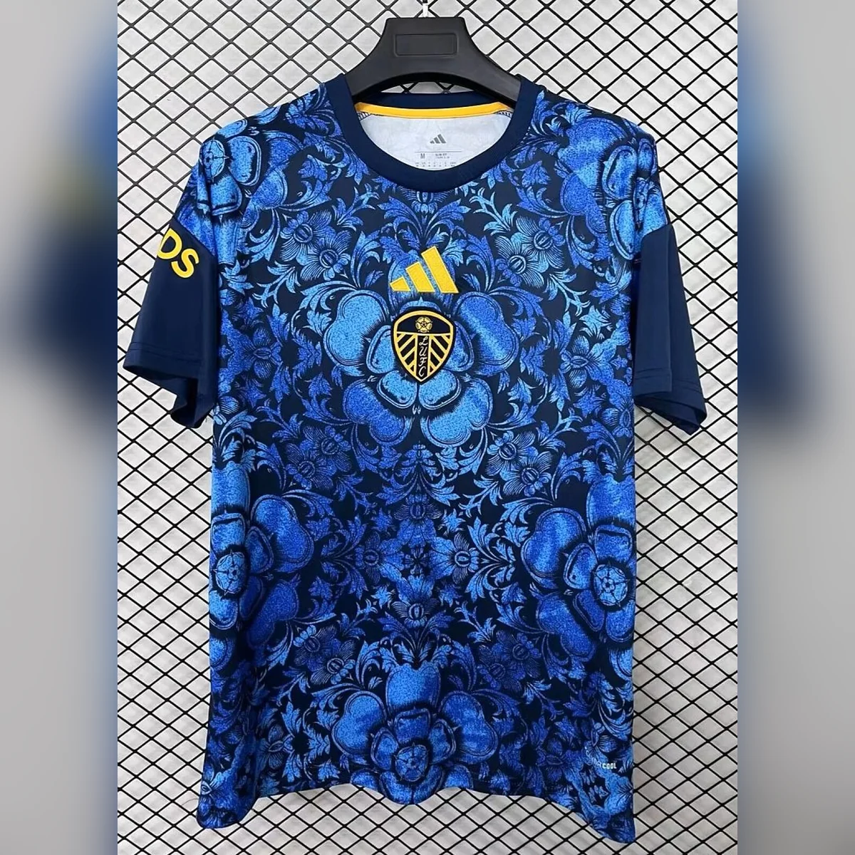 Leeds United 2026/27 maglia prepartita blu floreale
