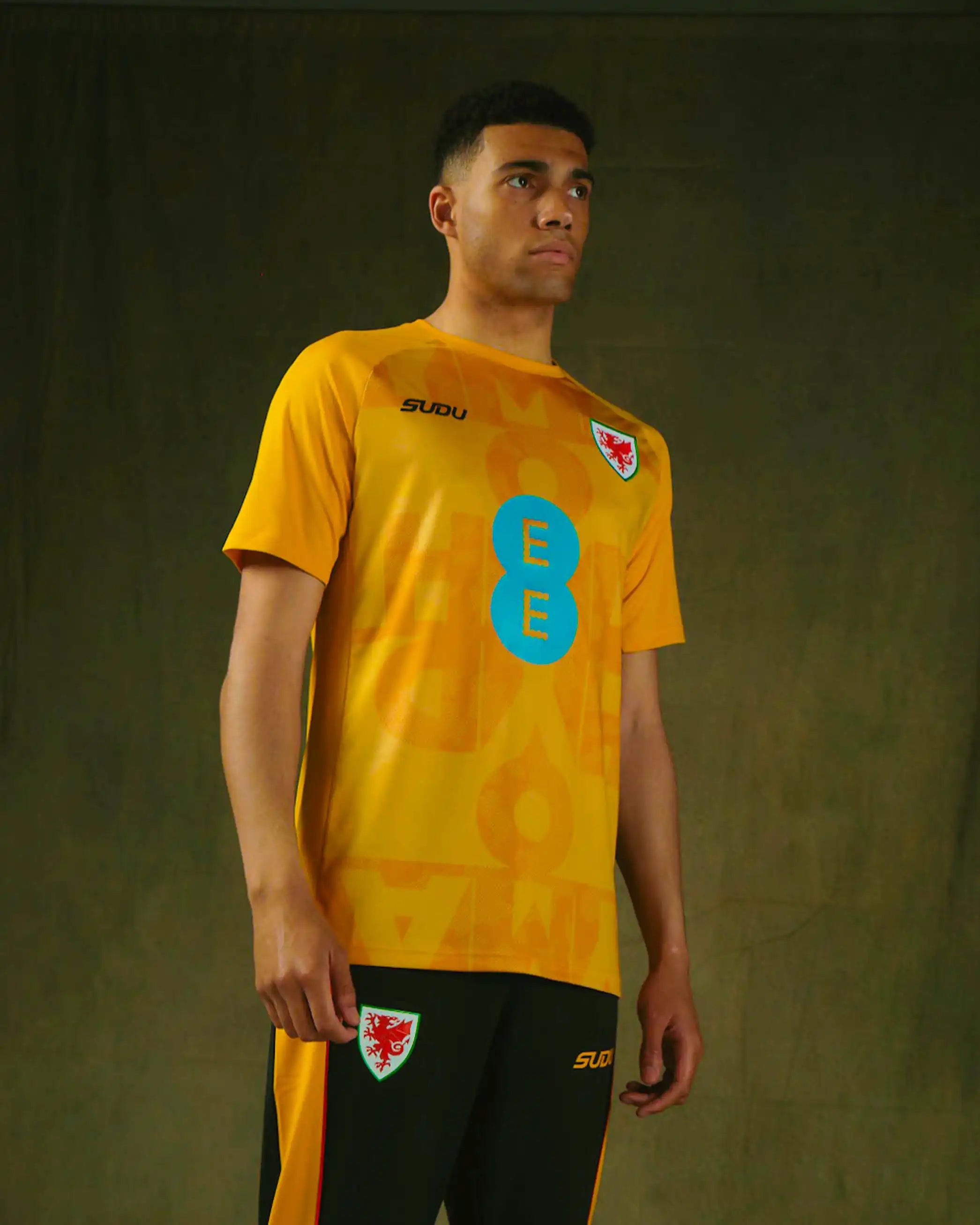 Wales SUDU 2026-27 t-shirt pre match away gialla