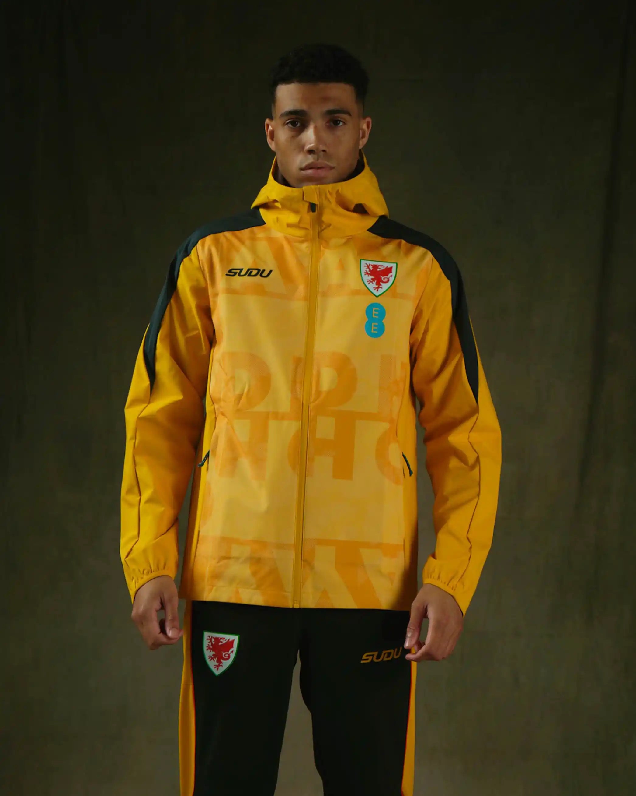 Wales SUDU Pre-Match 2026-27 giacca leggera uomo gialla
