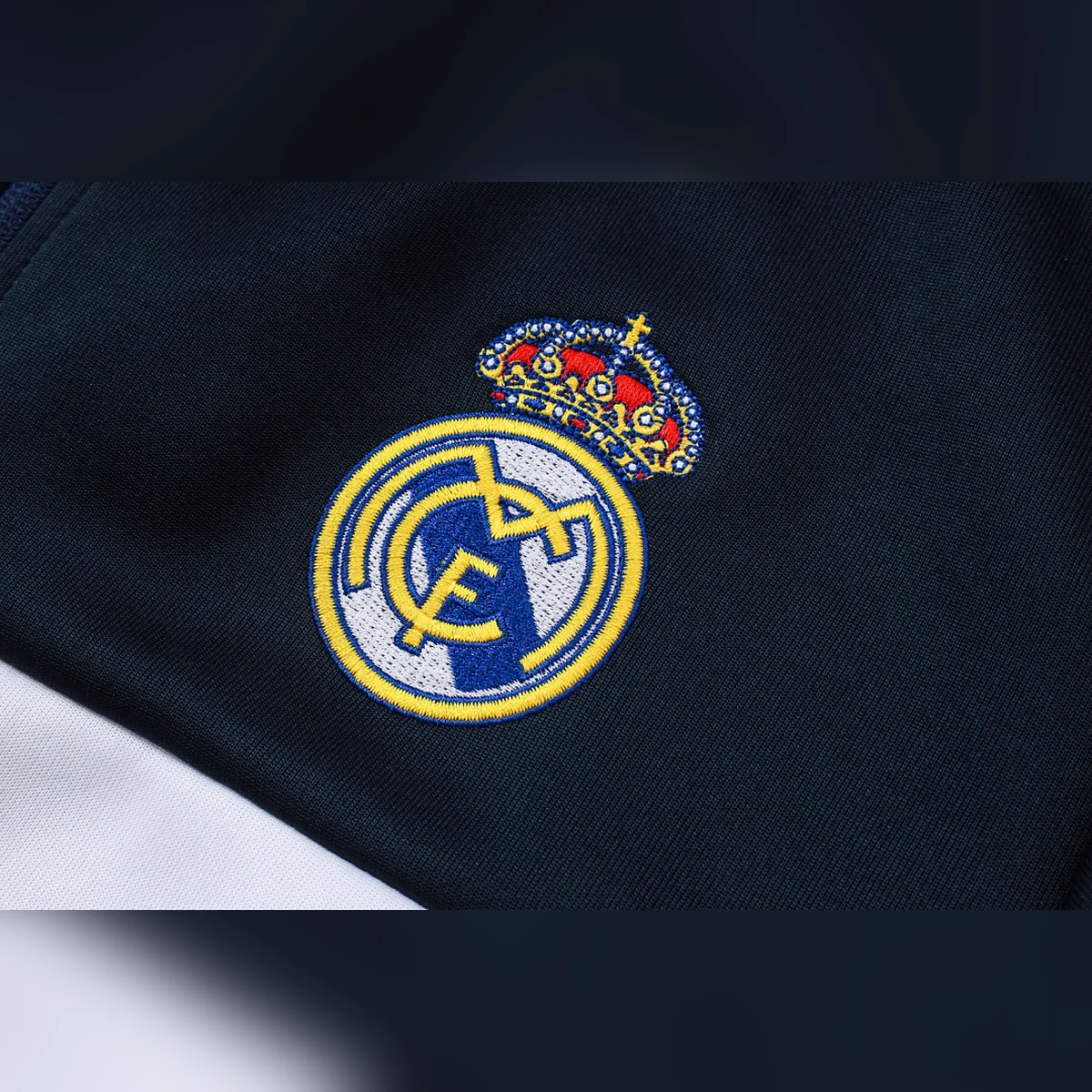 Real Madrid 2026/27 tuta blu navy fascia bianca gialla