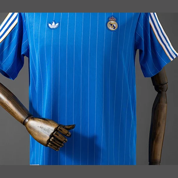 Tifoso Store Maglie da Calcio Real Madrid Terrace Icons t-shirt blu