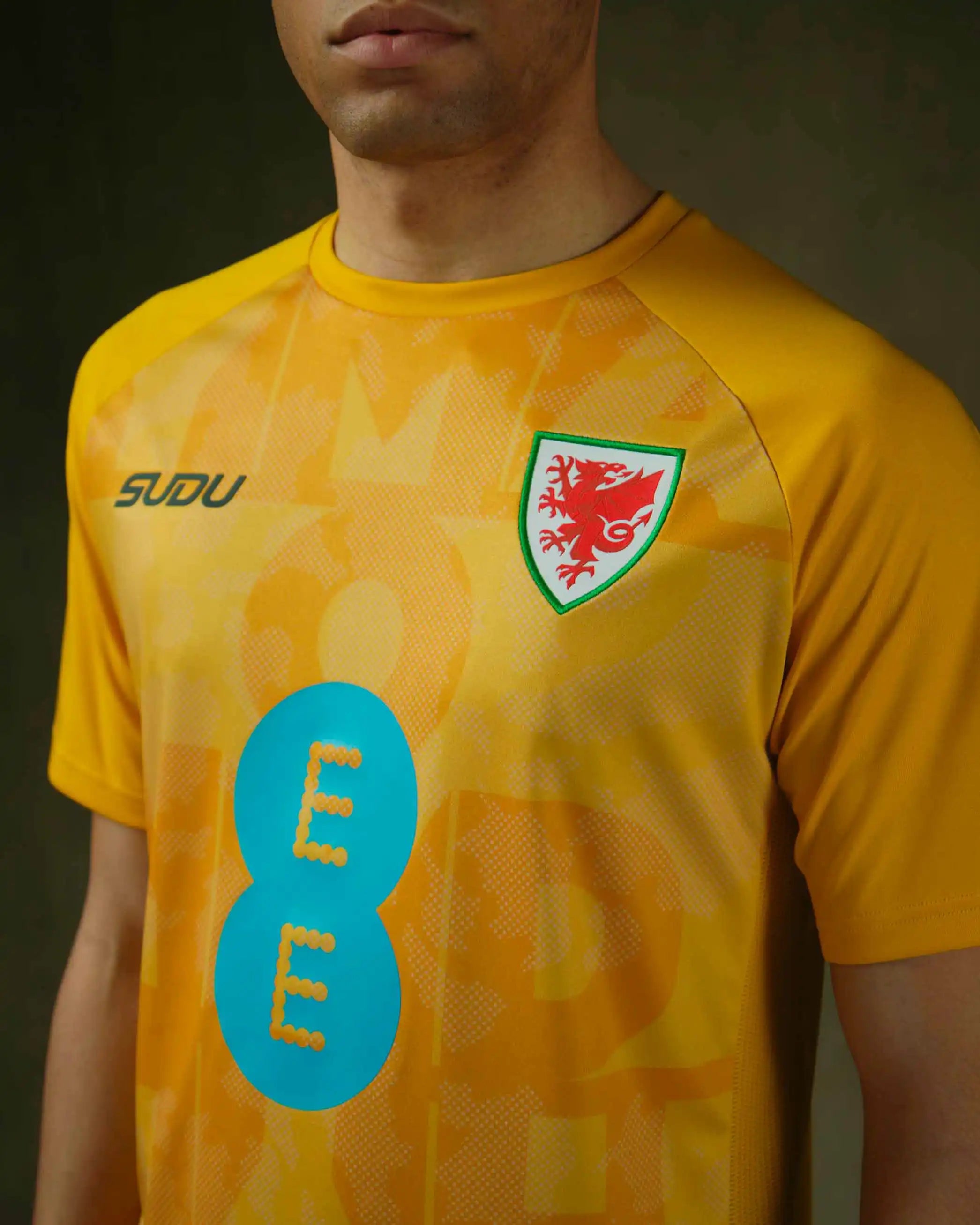 Wales SUDU 2026-27 t-shirt pre match away gialla