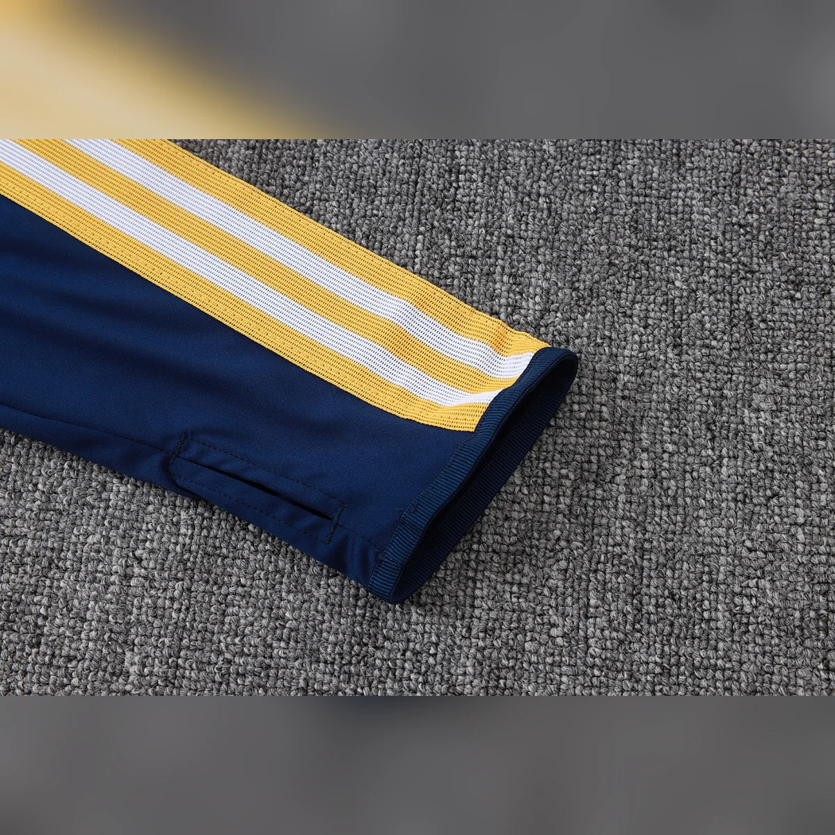 Real Madrid 2026/27 tuta blu mezza zip strisce oro