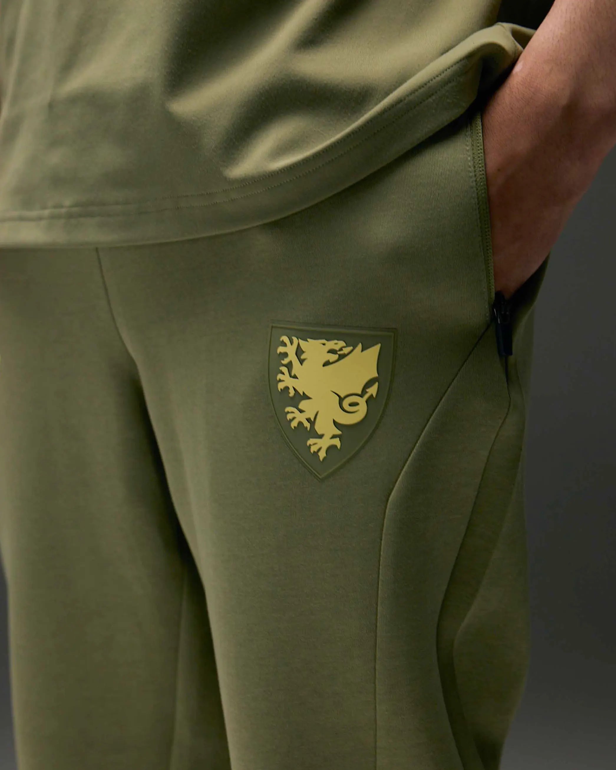 Wales Travel SUDU 2026-27 Players Away Pantaloni Tuta Verde Oliva