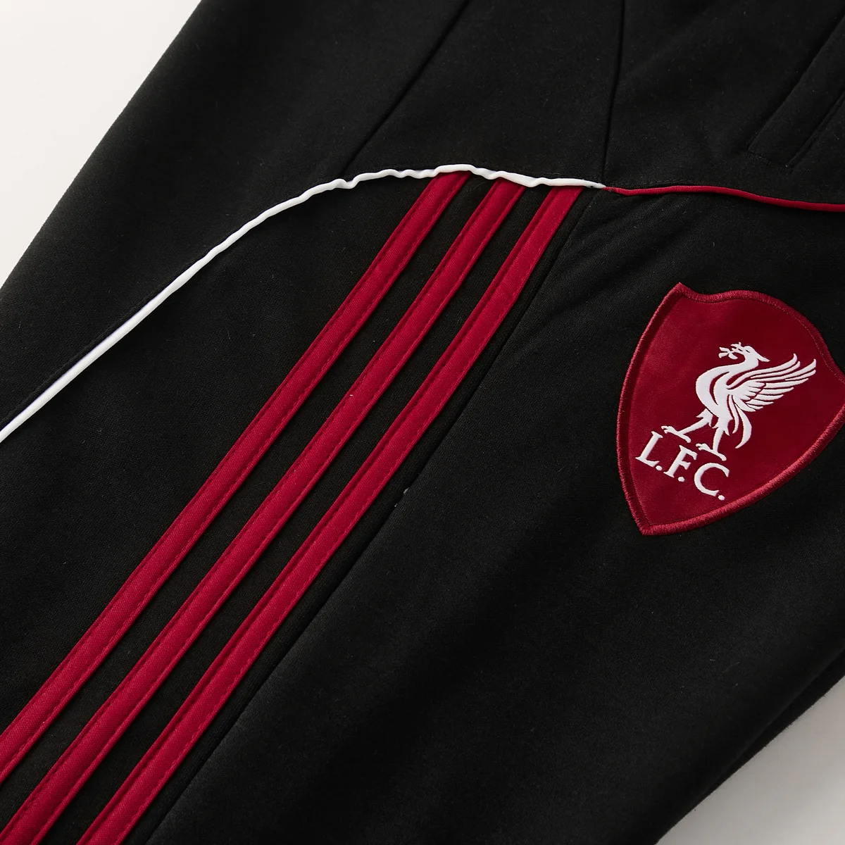 Liverpool 2026/27 tuta nera cappuccio full zip giacca+pantaloni