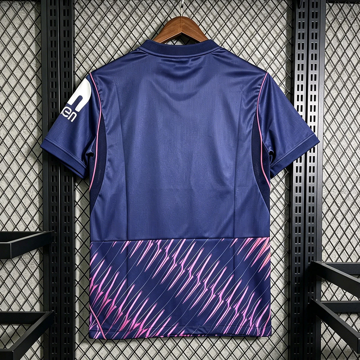 Tifoso Store Tottenham Away 2026/27 maglia viola grafica rosa