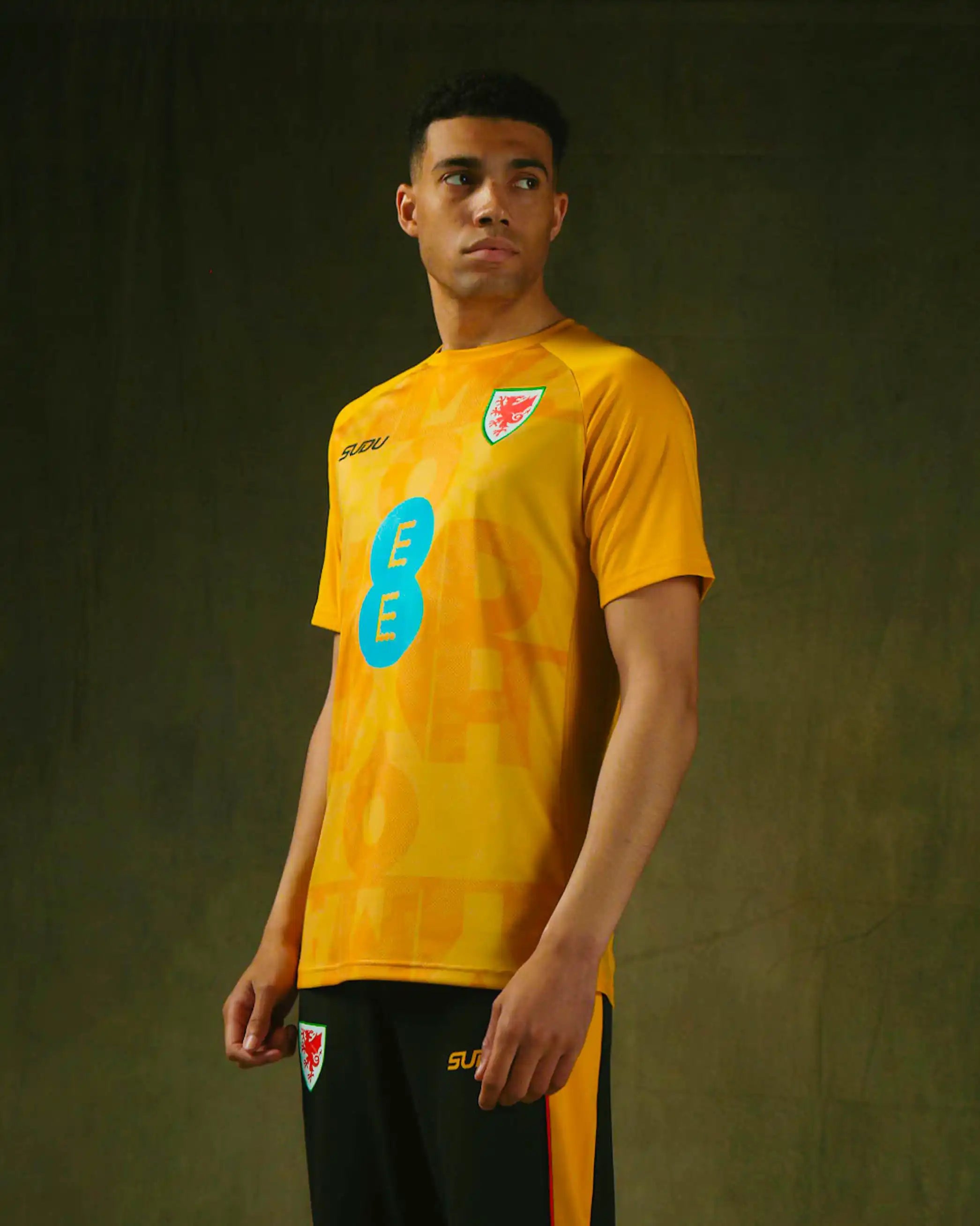 Wales SUDU 2026-27 t-shirt pre match away gialla