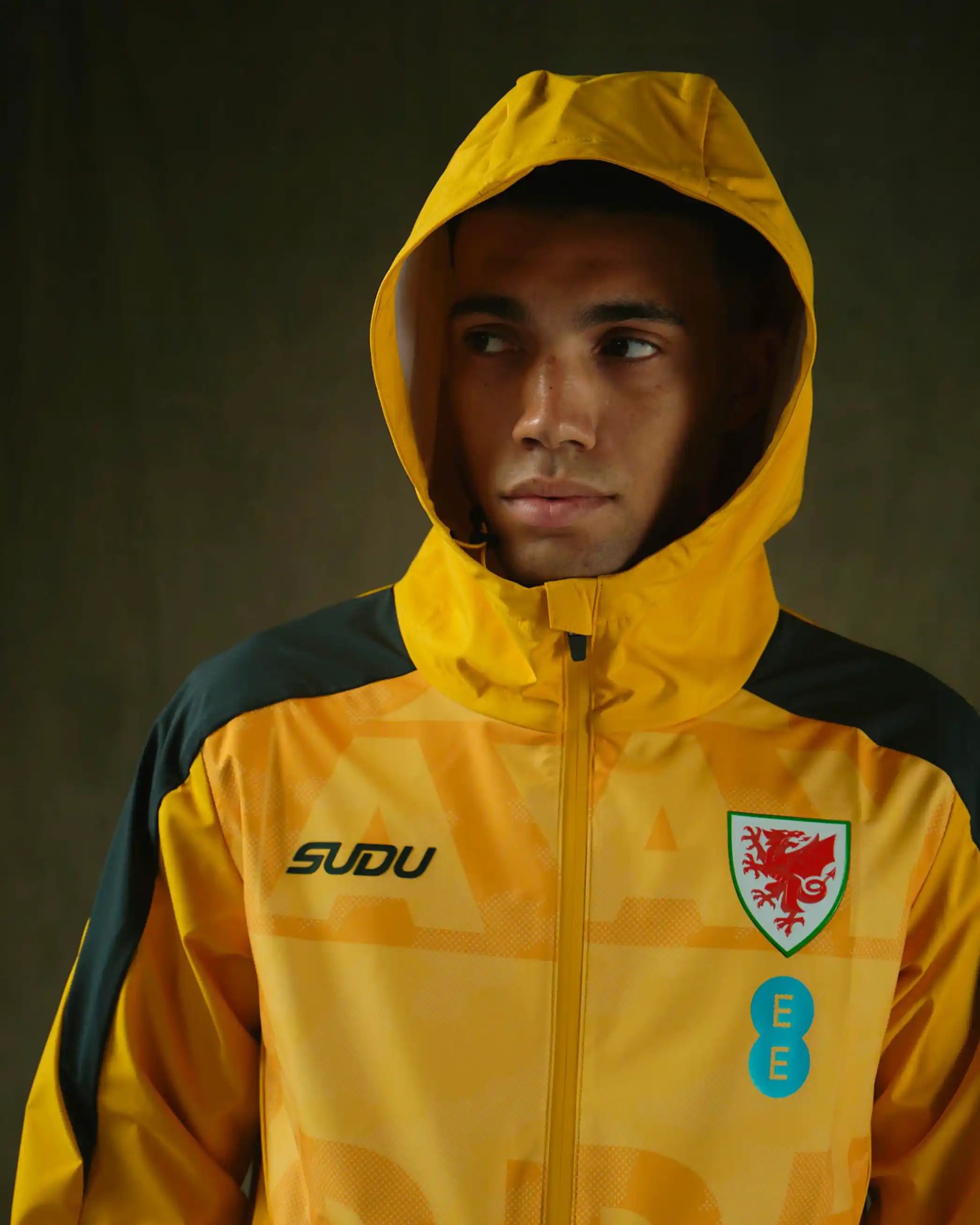 Wales SUDU Pre-Match 2026-27 giacca leggera uomo gialla