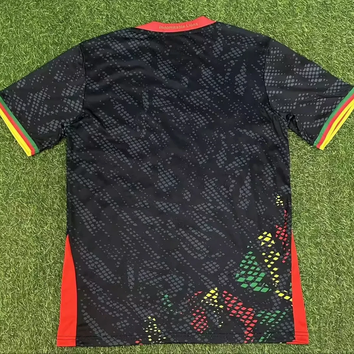 Camerun 2026/27 maglia nera rombi rossa maniche corte